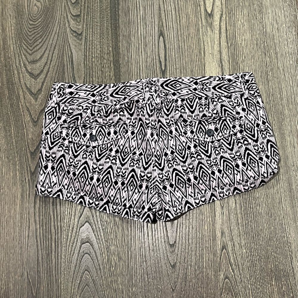 American Eagle Outfitters Womens Aztec Print Shorts Low Rise Black White Size 10 - Picture 6 of 7